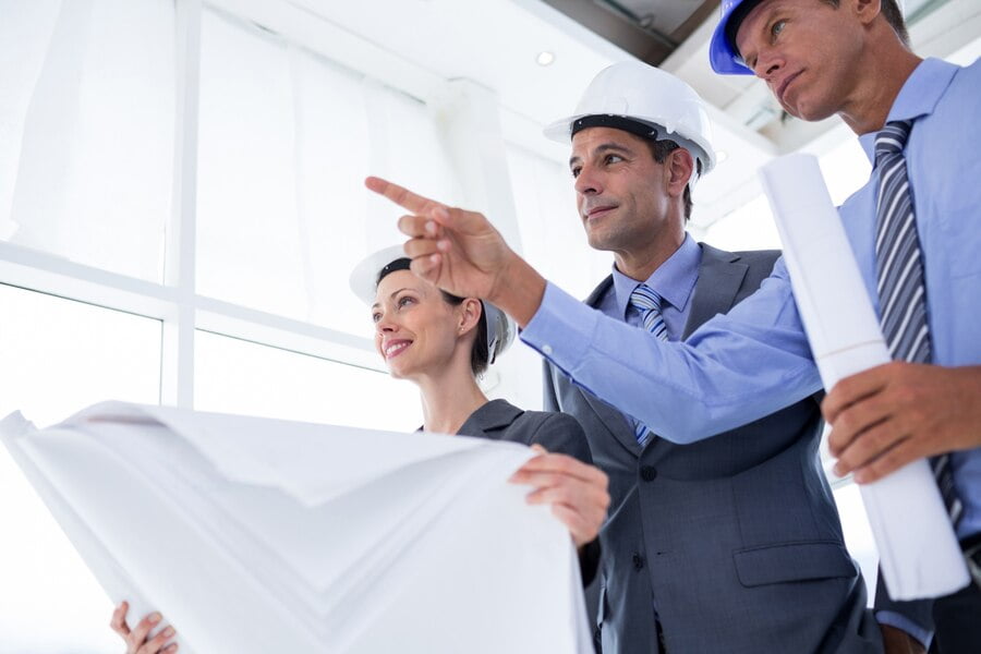 empresario-explicando-plan-sus-colegas_13339-137447